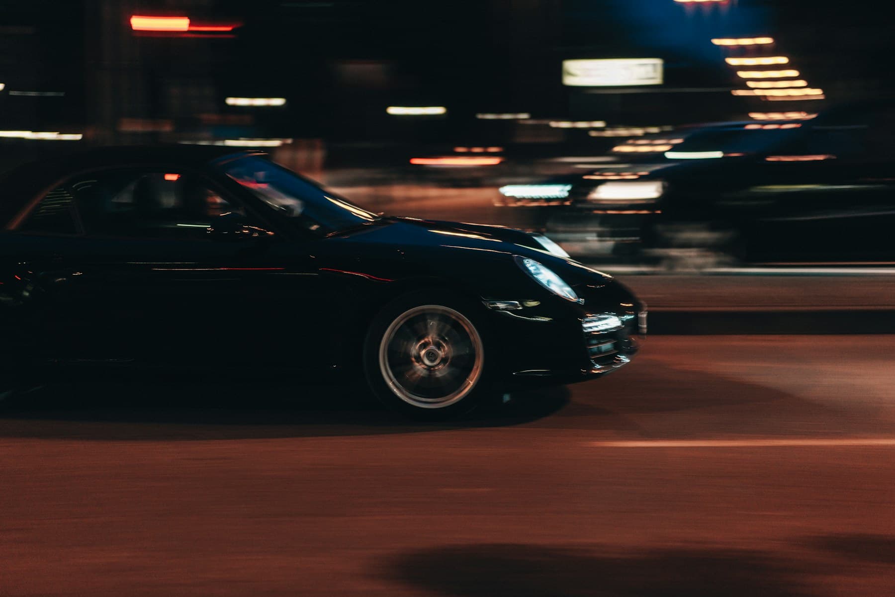 Силуэт Porsche 911 в ночном свете