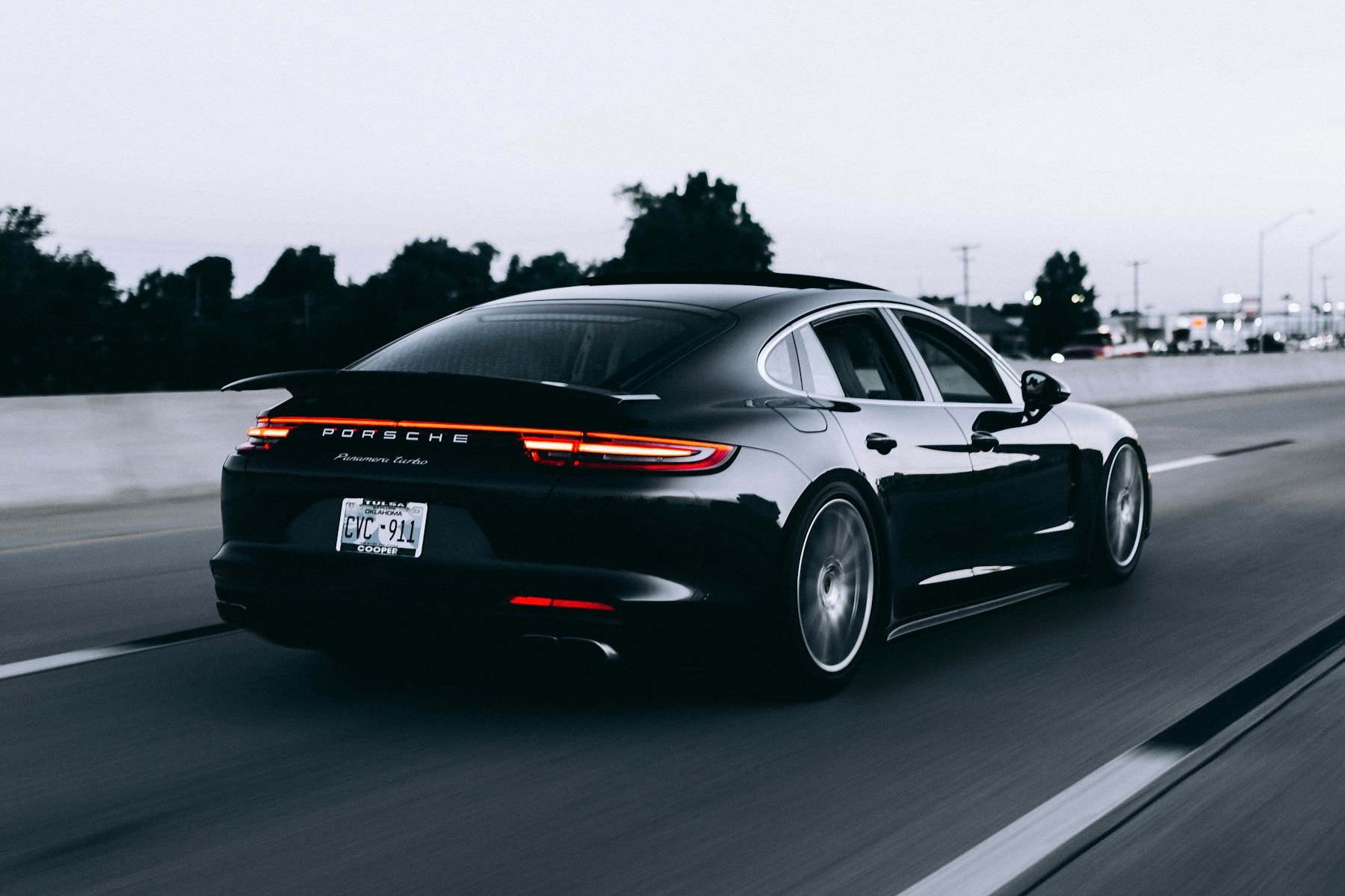 Чёрный Porsche — выразительные линии и глубокий блеск кузова